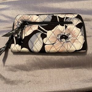 🖤🤍 Vera Bradley- stream line wallet - like new